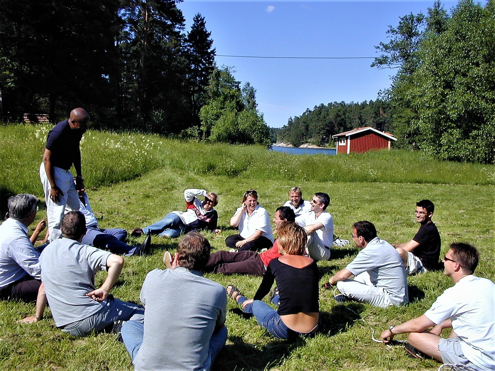 Teambuilding-internationell-ledningsgrupp-på-Äventyrens-Ö